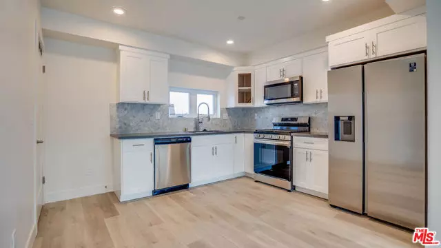 Los Angeles, CA 90004,608 N Gramercy Place