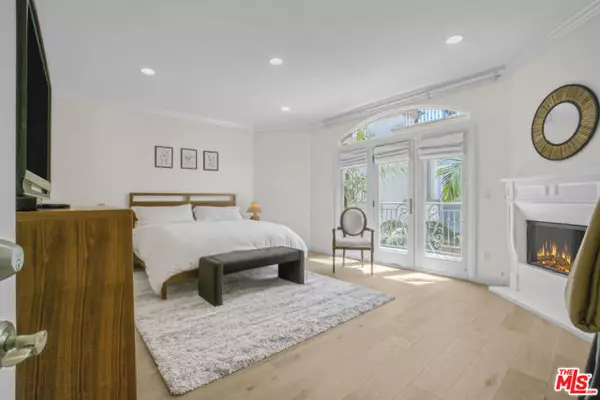 Los Angeles, CA 90049,11974 Mayfield Avenue #6