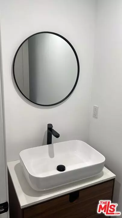 Los Angeles, CA 90038,853 N June Street