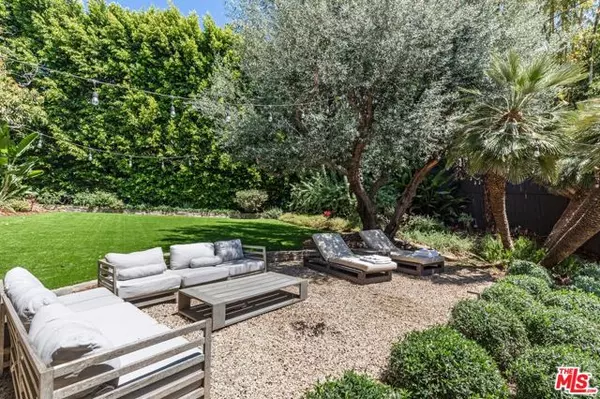 Los Angeles, CA 90069,1136 N Doheny Drive