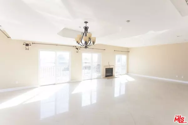 Los Angeles, CA 90035,8555 Cashio Street #PH4