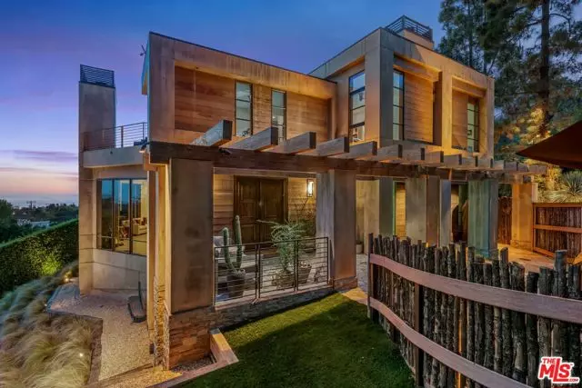 Los Angeles, CA 90049,1810 Mango Way