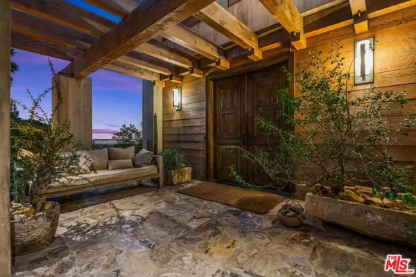 Los Angeles, CA 90049,1810 Mango Way