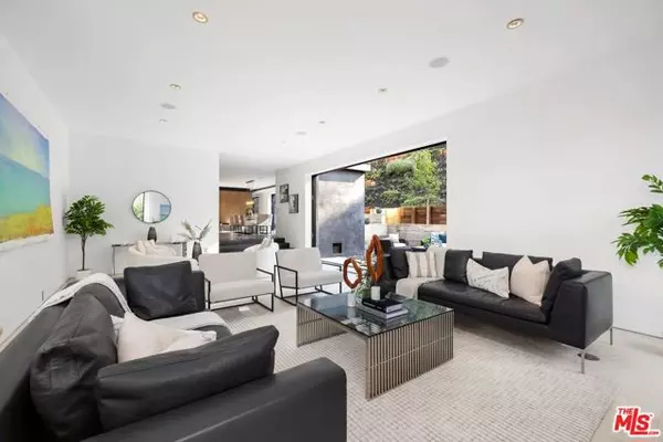 Los Angeles, CA 90077,10558 Fontenelle Way