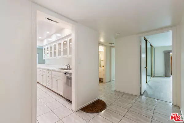 Los Angeles, CA 90068,6732 Hillpark Drive #307