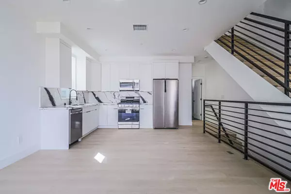 11810 W Gilmore Street, North Hollywood (los Angeles), CA 91606