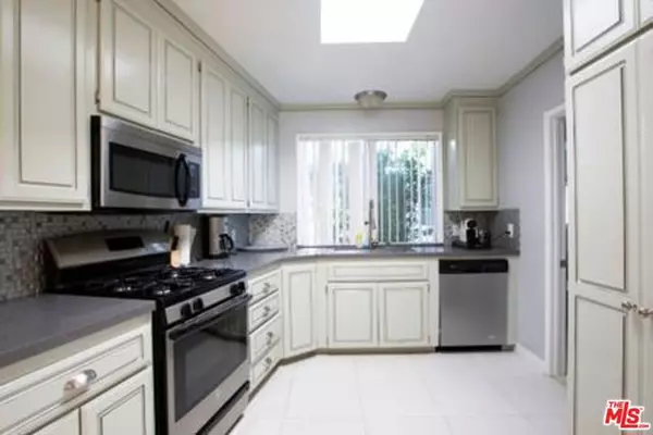 Woodland Hills (los Angeles), CA 91364,5049 SERRANIA Avenue