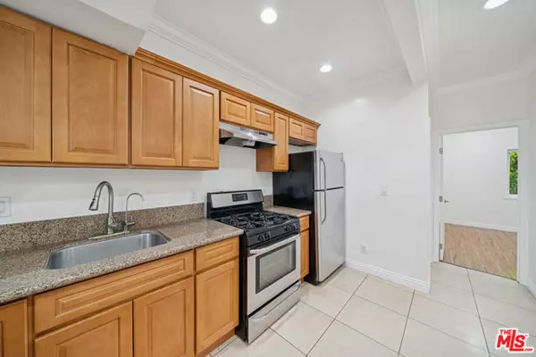 Los Angeles, CA 90028,6680 De Longpre Avenue