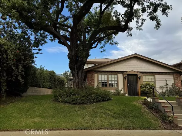 1073 W Calle De La Luna #4, Azusa, CA 91702