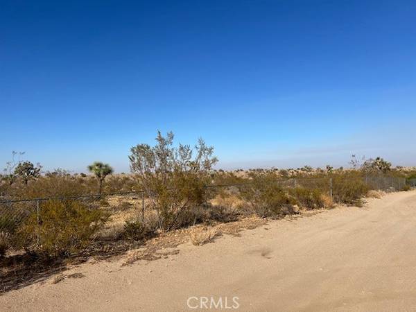 5202 La Mesa Road, Phelan, CA 92371