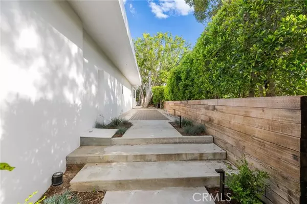 Beverly Hills, CA 90210,1046 N Hillcrest Road