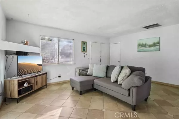 16362 Pine Street, Hesperia, CA 92345