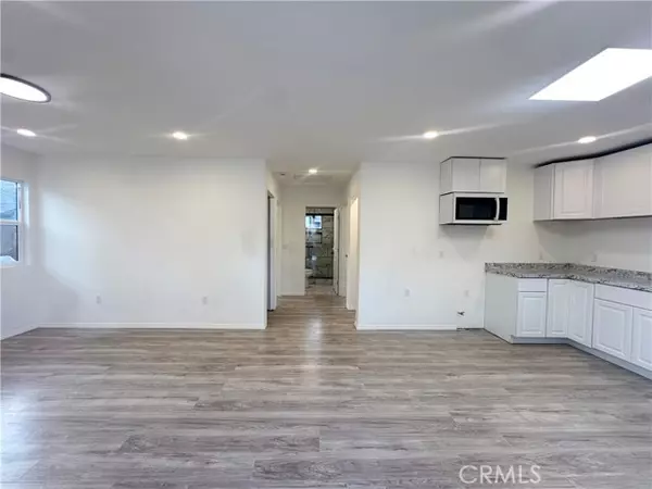 Downey, CA 90241,7642 Arnett #A