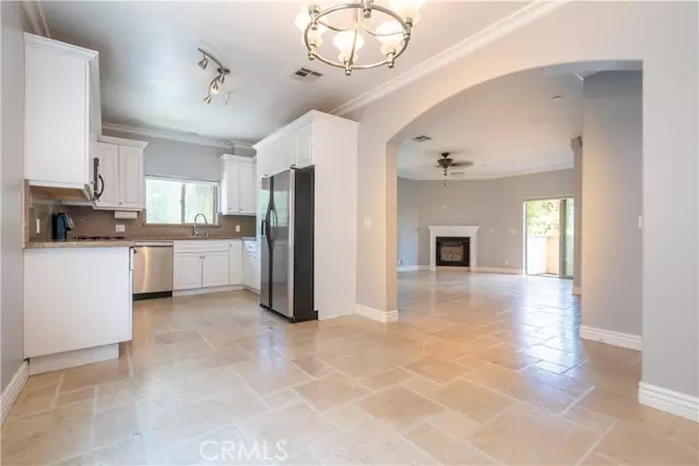 11253 Peach Grove Street #106, North Hollywood (los Angeles), CA 91601