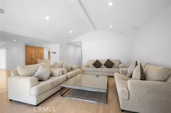 Northridge (los Angeles), CA 91325,17437 Chase Street