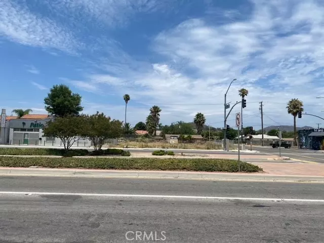 Corona, CA 92879,13653 Magnolia Avenue