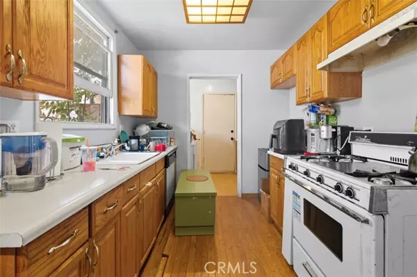 San Fernando, CA 91345,10022 burnet ave