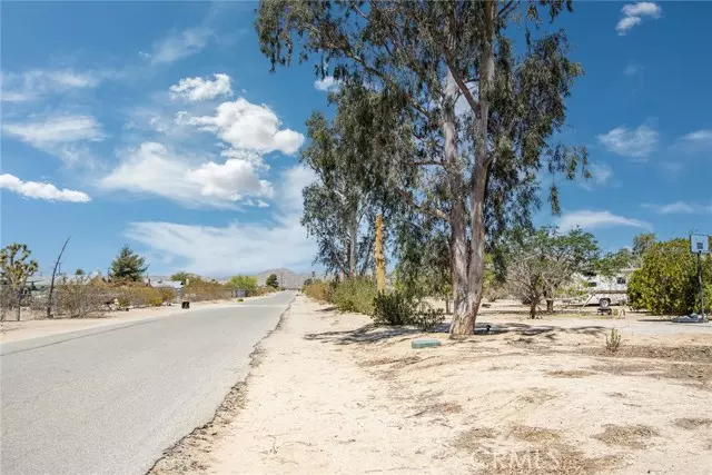 Joshua Tree, CA 92252,63600 Walpi Drive