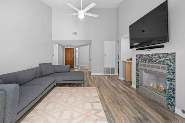 Carlsbad, CA 92009,7319 Calle de Fuentes