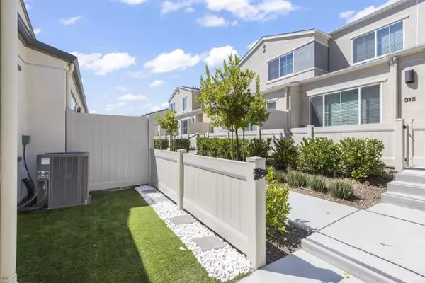 Fallbrook, CA 92028,35173 GROVE TRAIL