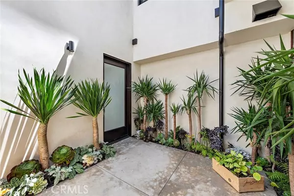 Corona Del Mar (newport Beach), CA 92625,604 Acacia Avenue