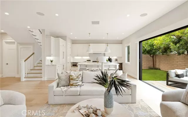 387 La Perle Place, Costa Mesa, CA 92627