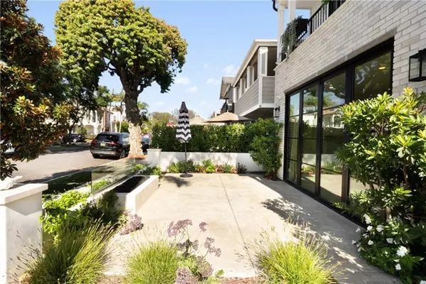 Corona Del Mar (newport Beach), CA 92625,616 Acacia