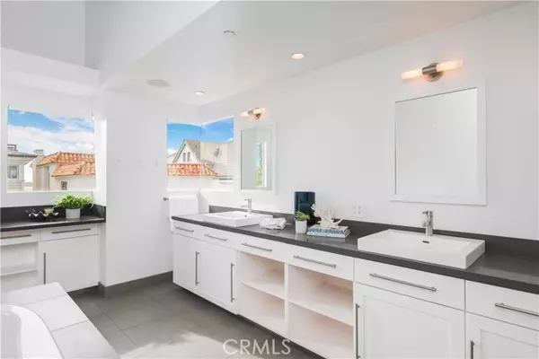Corona Del Mar (newport Beach), CA 92625,2618 Cove Street