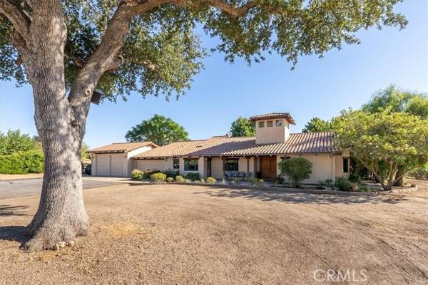 5745 Iron Gate Road, Paso Robles, CA 93446