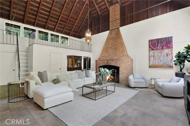 533 W Rustic Road, Santa Monica, CA 90402