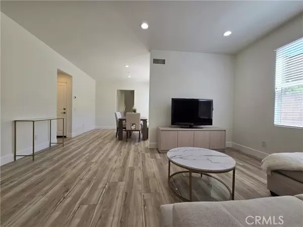 Irvine, CA 92620,94 Chantilly