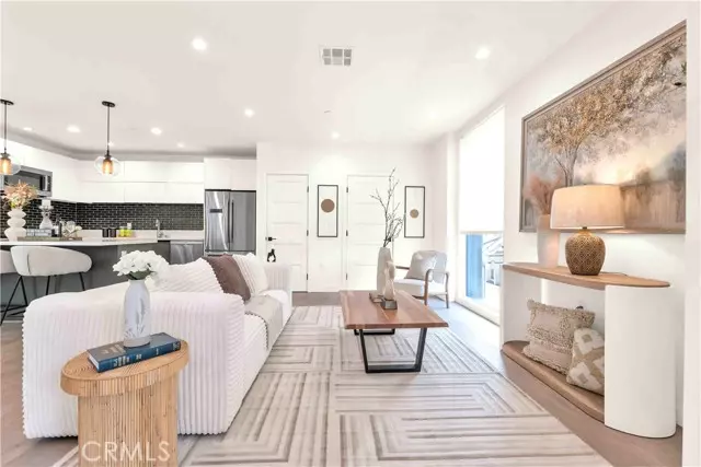 113 N Manhattan Place, Los Angeles, CA 90004