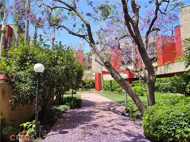 Los Angeles, CA 90042,3961 Via Marisol #218