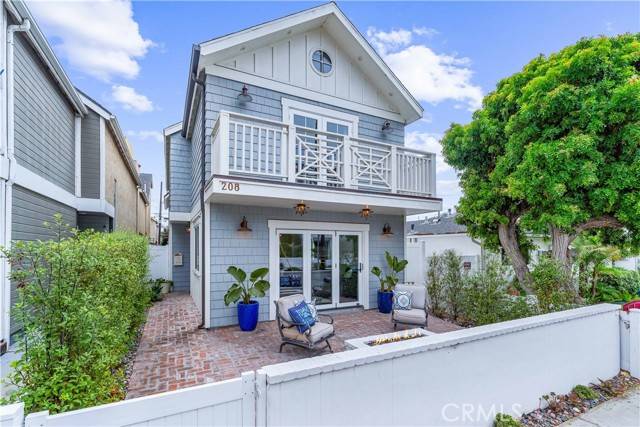208 Indianapolis Avenue, Huntington Beach, CA 92648