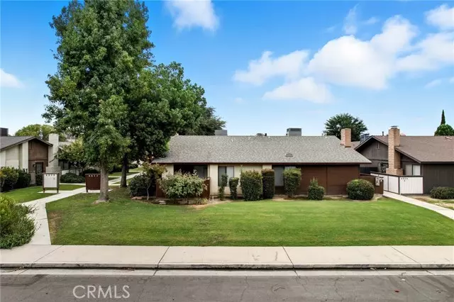 6812 N Halfmoon Dr, Bakersfield, CA 93309