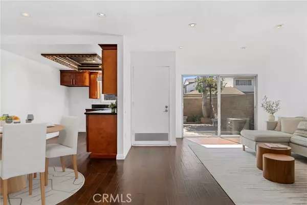 Santa Ana, CA 92703,5112 W 1st #C