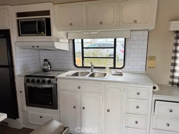 Twentynine Palms, CA 92277,68175 Pole Line