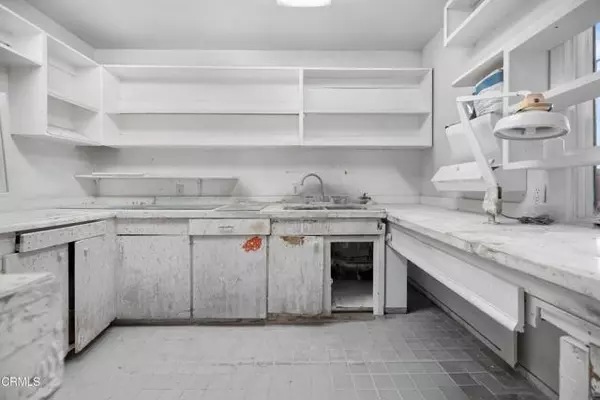 Los Angeles, CA 90068,3325 Barham Boulevard