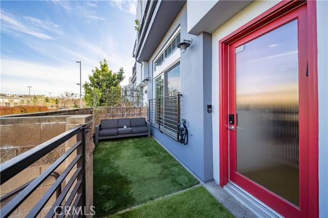 Los Angeles, CA 90094,5350 Playa Vista Drive #19