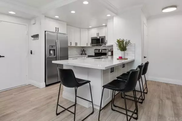 San Diego, CA 92119,6884 Montanoso #25