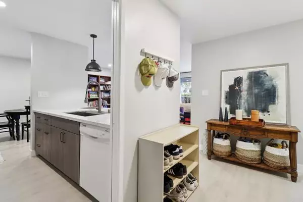 Carlsbad, CA 92009,2348 La Costa Ave #202