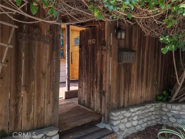 Los Angeles, CA 90027,3950 De Longpre Avenue