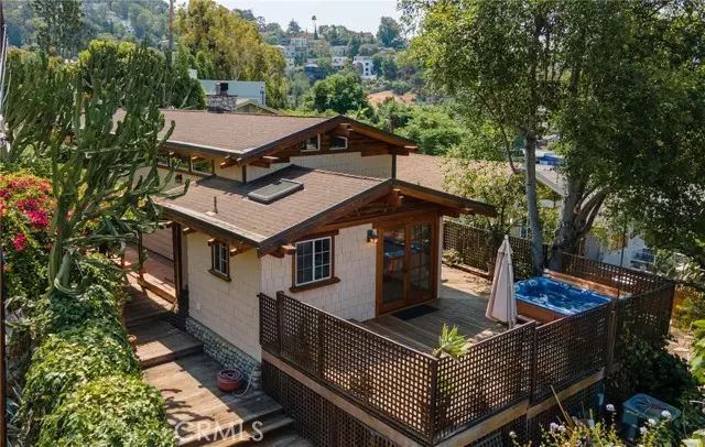 Los Angeles, CA 90027,3950 De Longpre Avenue