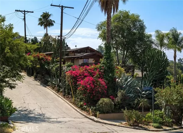 Los Angeles, CA 90027,3950 De Longpre Avenue