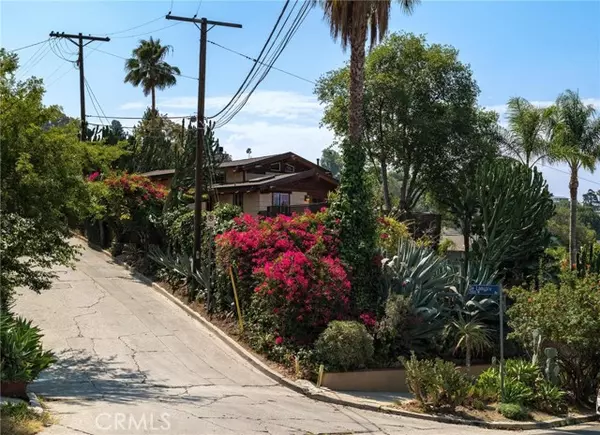 Los Angeles, CA 90027,3950 De Longpre Avenue