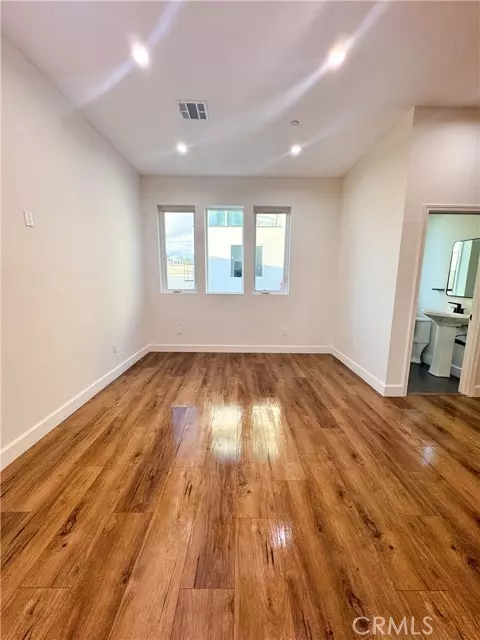 North Hollywood (los Angeles), CA 91601,11255 Tiara Street #11257 1/2