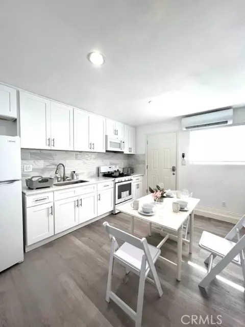 Santa Ana, CA 92704,2926 W La Verne Avenue