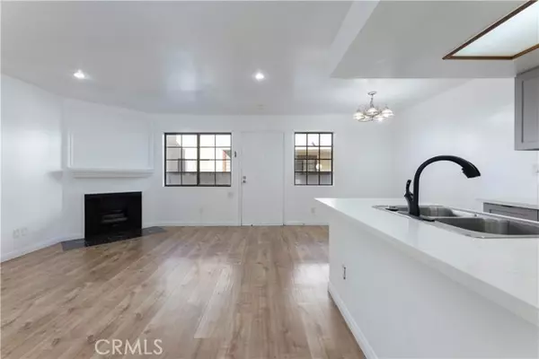 Van Nuys (los Angeles), CA 91406,15946 Vanowen Street #103