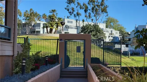 Redondo Beach, CA 90277,130 The Village #106