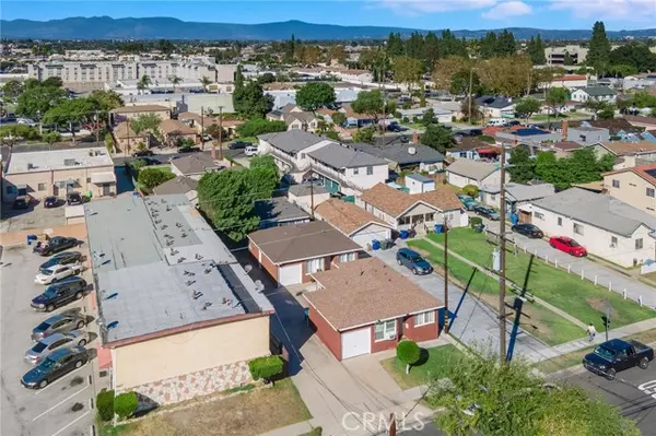 Bellflower, CA 90706,9833 Walnut